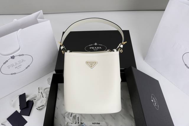 Volume Price Introduction: This practical and exquisite handbag is crafted from