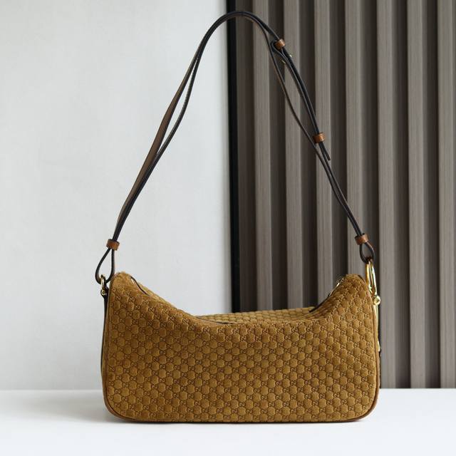 Half Horsebit Large Shoulder Bag, a refreshed version of one of the brand's most