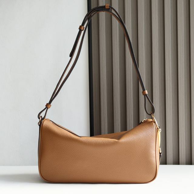 Half Horsebit Large Shoulder Bag, a refreshed version of one of the brand's most
