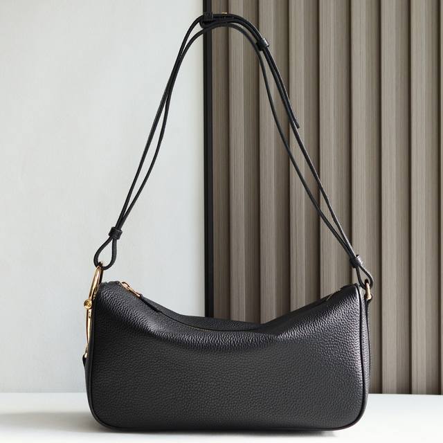 Half Horsebit Large Shoulder Bag, a refreshed version of one of the brand's most