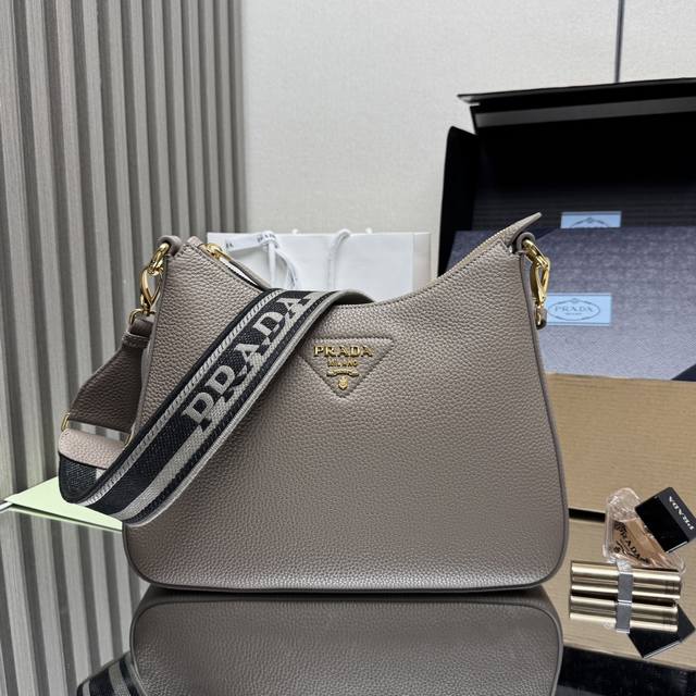 Top-quality original single-size large shoulder bag 1Bc178 has arrived! The bag