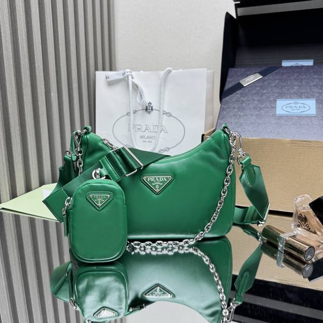 Top-Tier Original Lambskin 3-in-1 Bag 1Bh204 This 3-in-1 padded shoulder bag is