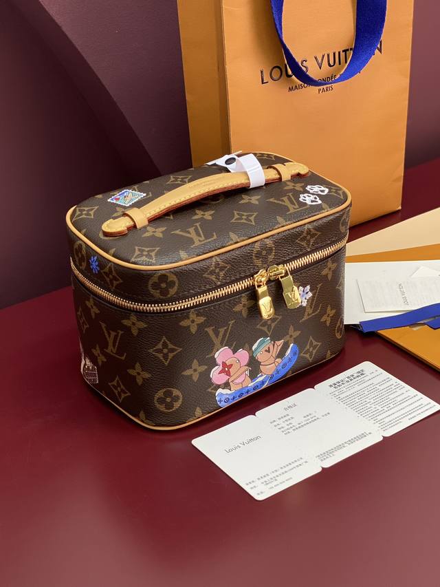 Factory Price p M26647 This Nice mini cosmetic bag features a rounded boxy silh