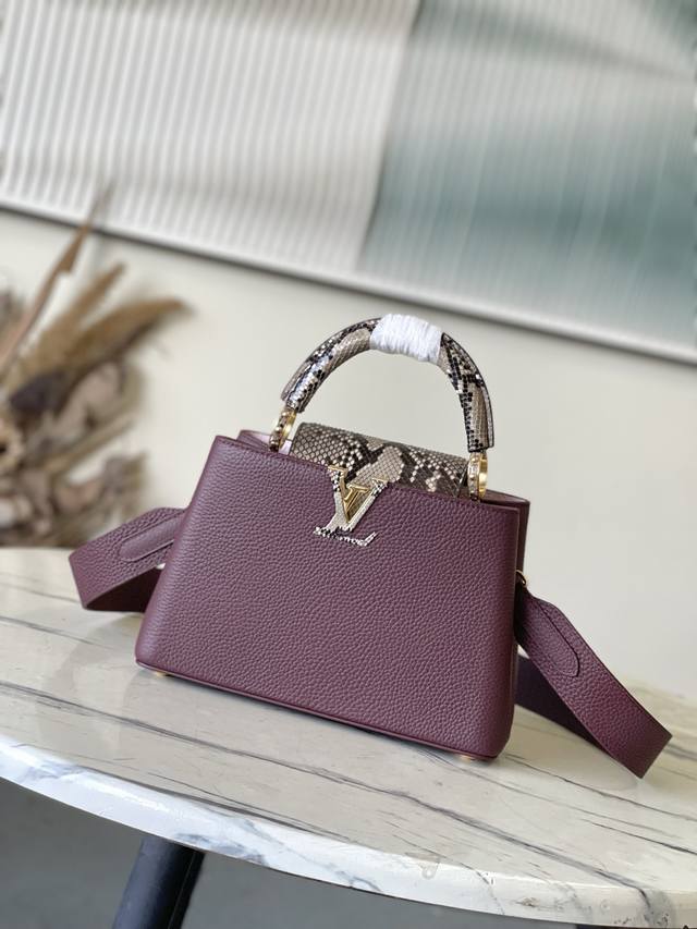 Factory Price p Premium Original Leather N82067 This small Capucines bag featur