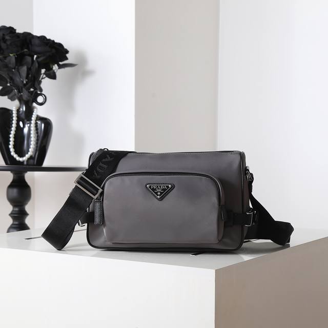 New Messenger Bag 2Vh192 Small This shoulder bag's sporty functionality is defin