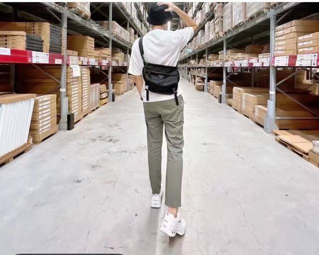 Classic Messenger Bag 2Vh994 This flap-over shoulder bag is crafted from signatu