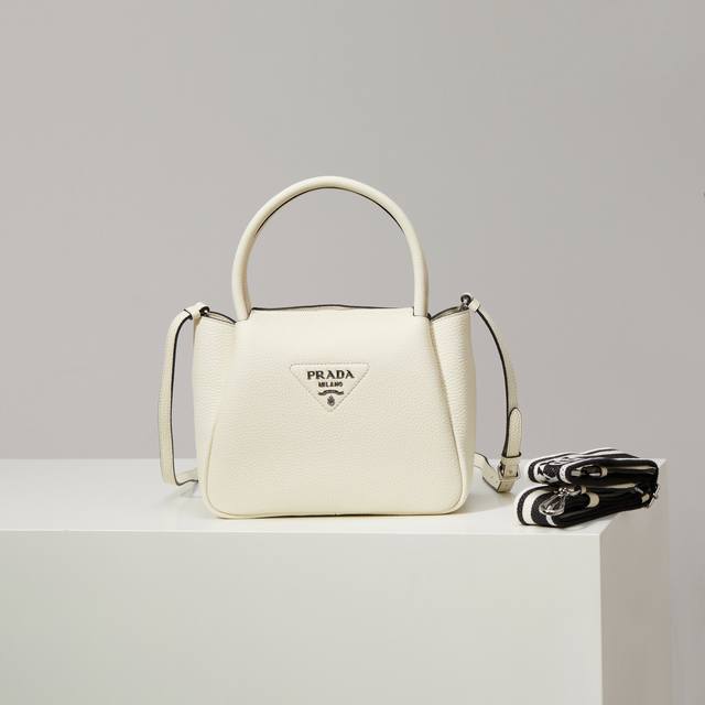 Premium Original Factory New Small Shoulder Bag 1Bc145 with Silver Buckle and W