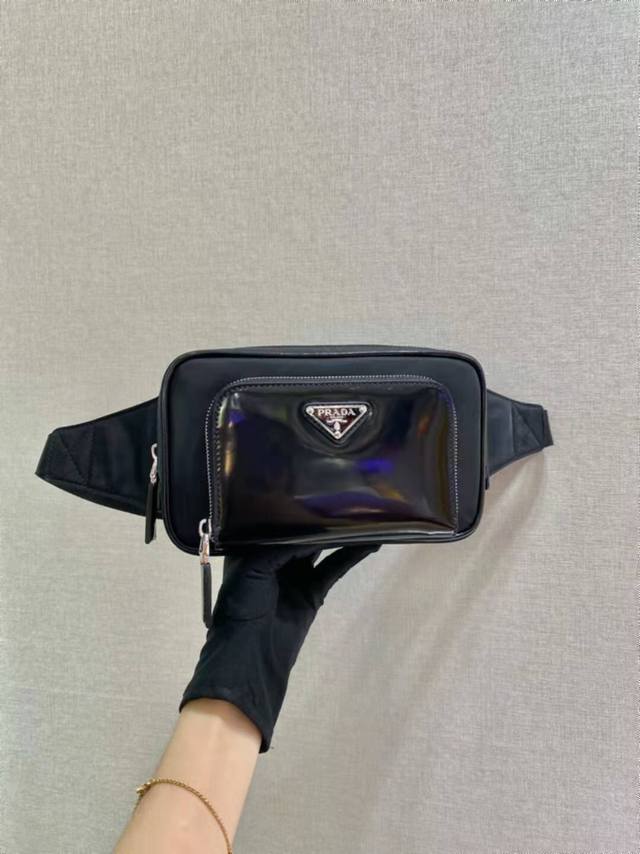 New Waist Bag/Chest Bag 2Vl977 This chic square waist bag is crafted from innova