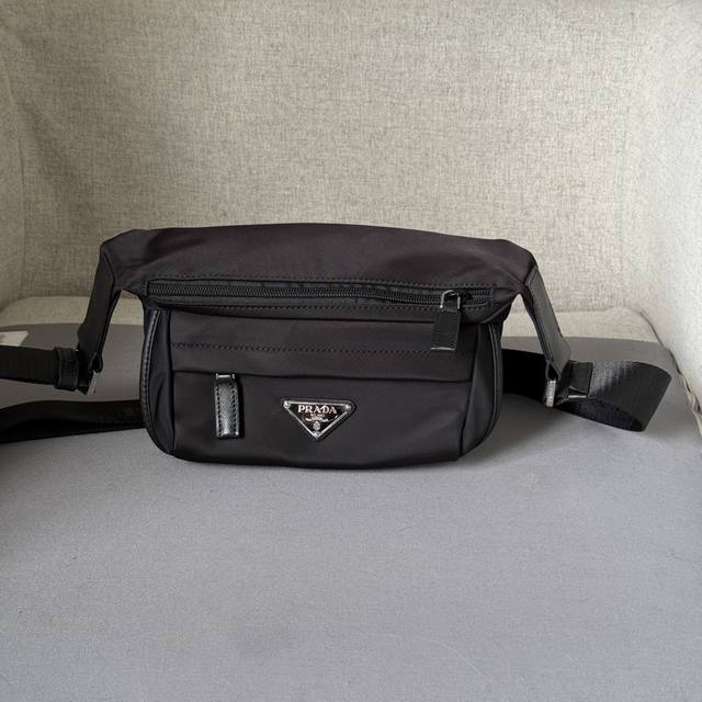 Mini Messenger Bag 2Vh171 Mini This flap shoulder bag is crafted from signature Mini Messenger Bag 2Vh171 Mini This flap shoulder bag is crafted from signature