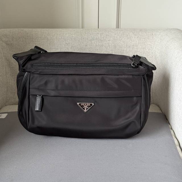 Classic Messenger Bag 2Vh991A This flap-over shoulder bag is crafted from signat