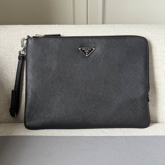 This Saffano calfskin small bag features a simple yet sophisticated elegance an