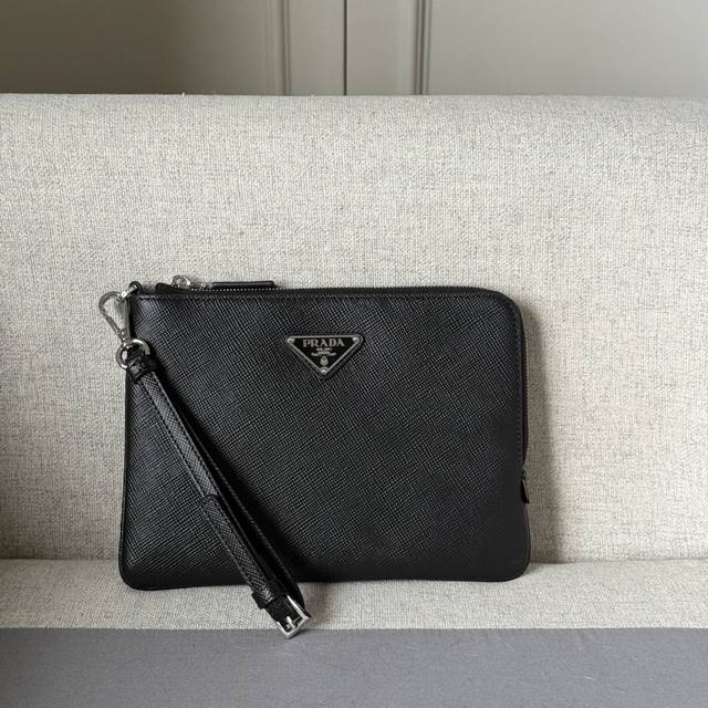 This Saffano calfskin pouch features a simple yet sophisticated elegance and cl