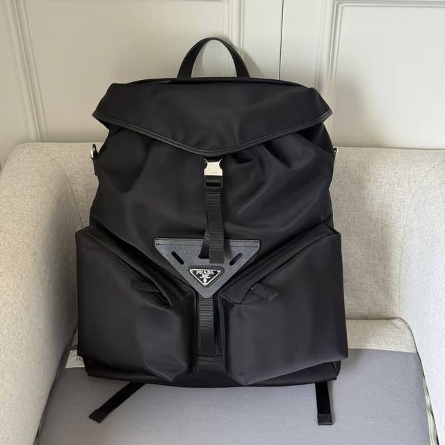 New Runway Style 2Vz108 Shoulder Bag This runway style backpack is made of impor