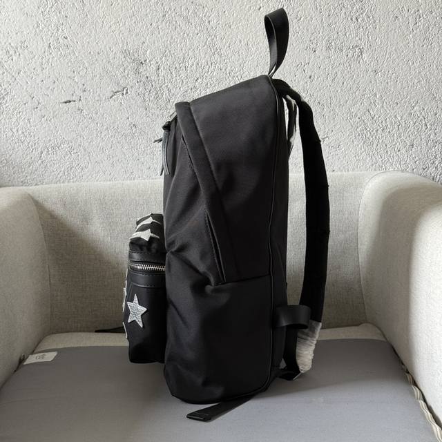 Backpack, cowhide leather and fabric. Size: 31X41X22 cm. Adjustable drawstring,