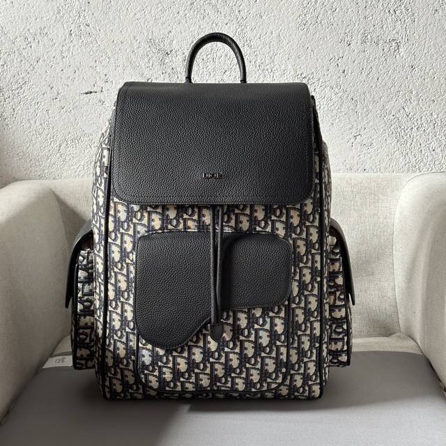 This saddle backpack features a stylish, original design that highlights the sa