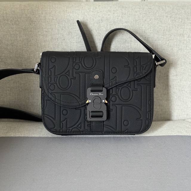 This saddle flap messenger bag is stylish and sophisticated. The Dior Gravity p