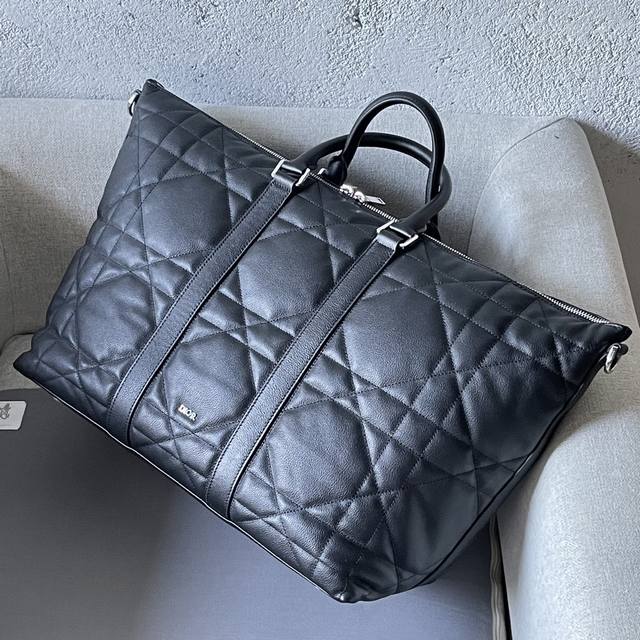 This Weekender 40 handbag embodies timeless elegance. Crafted from black calfsk