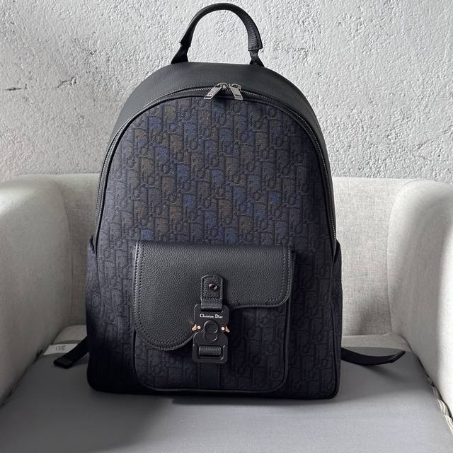 This saddle-style zip-up backpack is a new addition to the 2024 Winter Men's Co