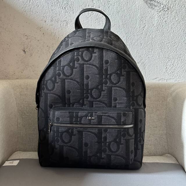 This Rider backpack boasts a minimalist style, its classic preppy design exudin