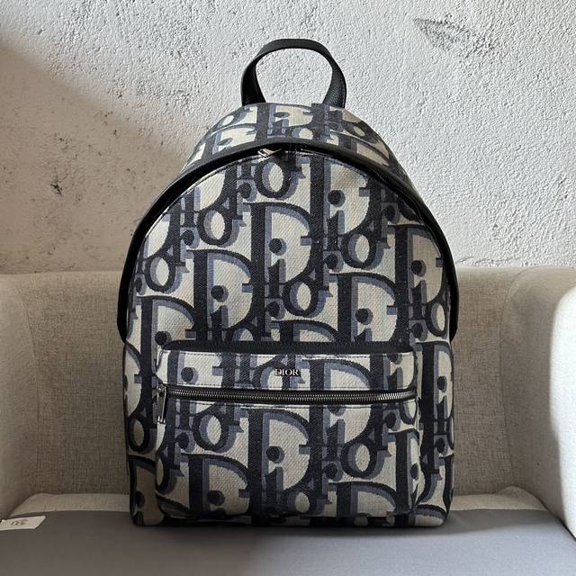 This Rider backpack boasts a minimalist style, with a classic preppy design exu