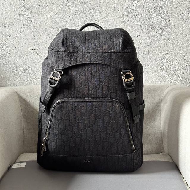 This Dior 8 backpack is a new addition to the 2024 Summer Men's Collection. Fea