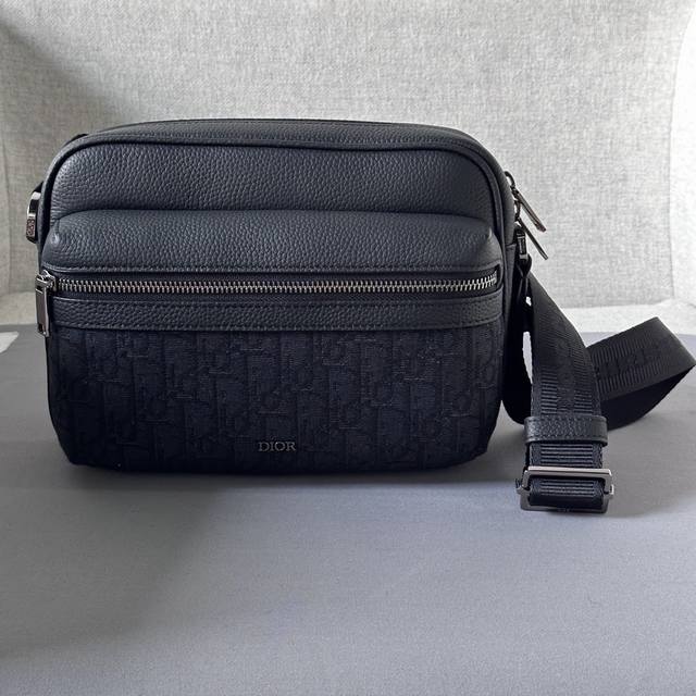 This Rider 2.0 zip-up messenger bag is practical and sophisticated, an ideal ev
