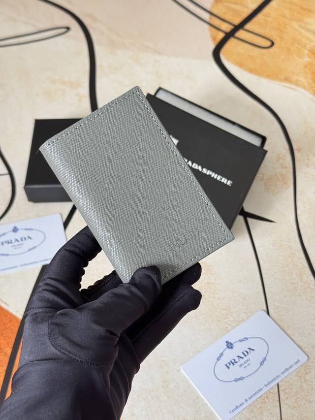 Prada unisex cross-grain card holder, can be placed in a pocket, bag, or carrie