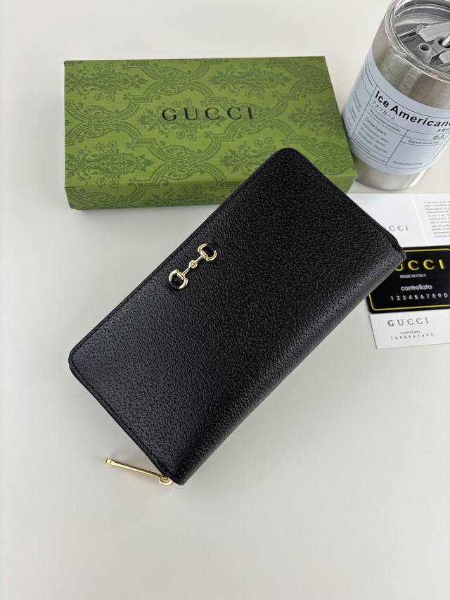 Guccl Ggmarmont series long zip wallet is crafted from classic and durable black
