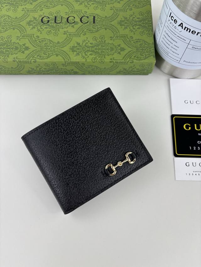 Guccl Ggmarmont series short wallet is crafted from classic and durable black pi