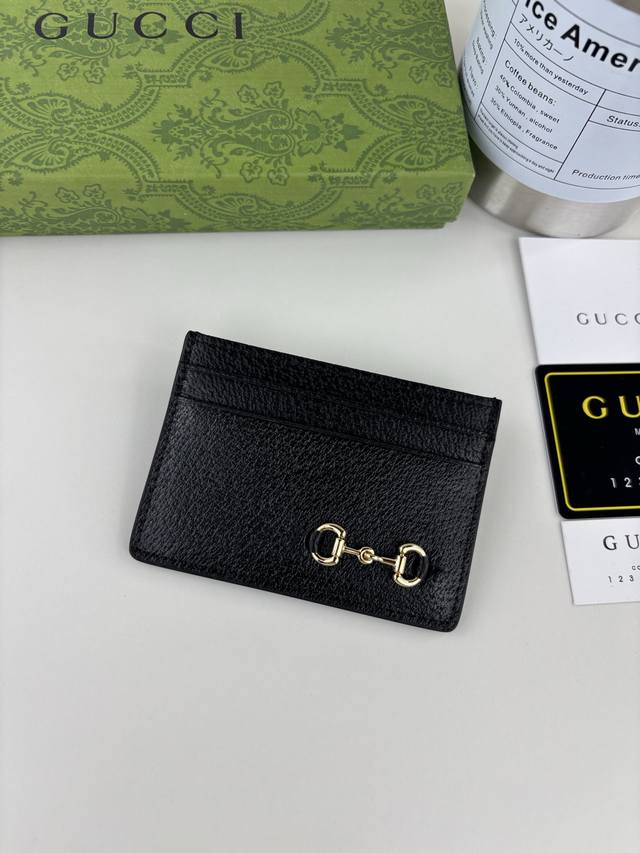 Guccl Ggmarmont series cardholder is crafted from classic and timeless black pig