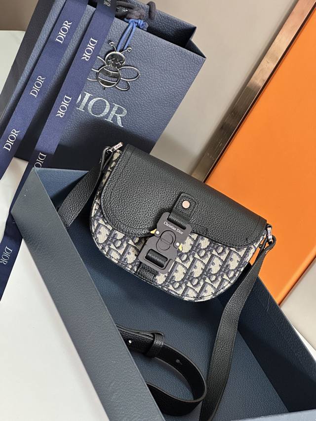 This saddle clutch with shoulder strap is a new piece from the Spring 2023 mens