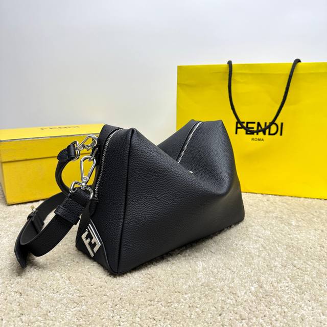 Original quality top-grain cowhide leather, neat stitching, every detail meticu