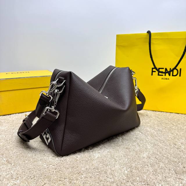 Original quality top-grain cowhide leather, neat stitching, every detail meticu