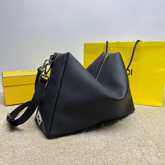 Original quality top-grain cowhide leather, neat stitching, every detail meticu