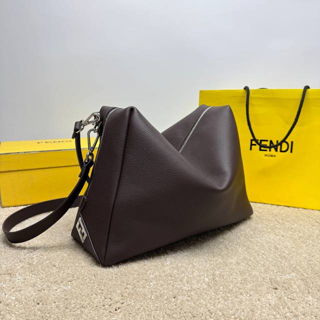 Original quality top-grain cowhide leather, neat stitching, every detail meticu