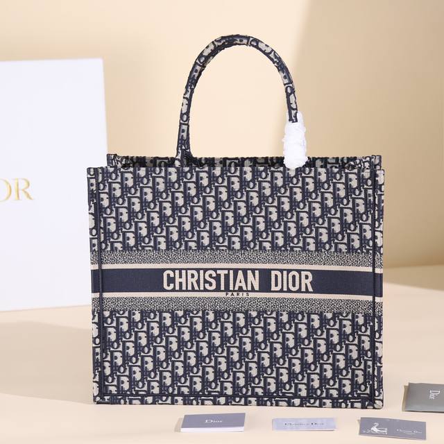 Large Dio.R Book Tote Series M1286 Most people who buy luxury brands first think