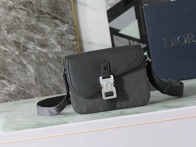 This saddle messenger bag is exquisitely stylish. Crafted from charcoal grey Ob