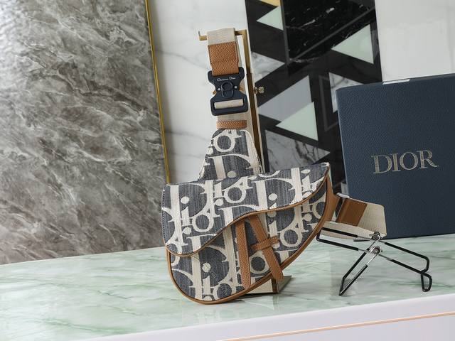 This saddle bag is a classic Dior piece. Crafted from materials including raffi