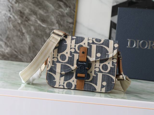 This saddle messenger bag is stylish and sophisticated. Crafted from materials