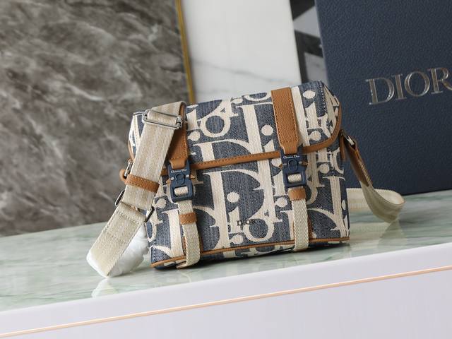 This flap messenger bag embodies Dior's haute couture spirit with a modern and