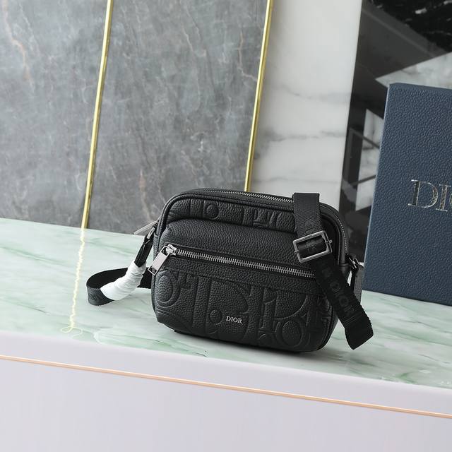 This Rider 2.0 zip-up messenger bag is practical and sophisticated, an ideal ev