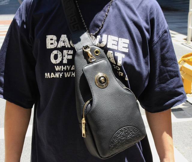 This Versace vintage chest bag, a best-selling item, is made of soft cowhide an