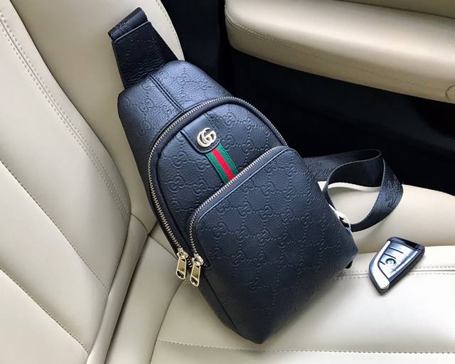 Model: 33230-2# Black Original single-item bag with imported hardware and wrist