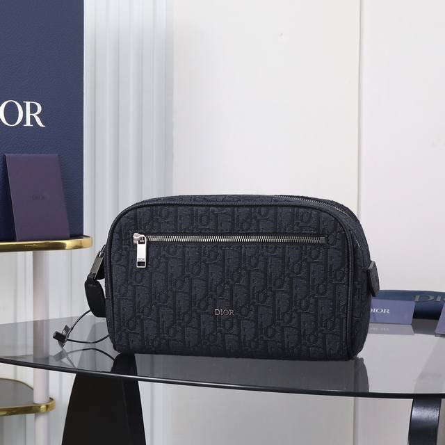 Highest version on the market, welcome to compare. Toiletry Bag Black Oblique P