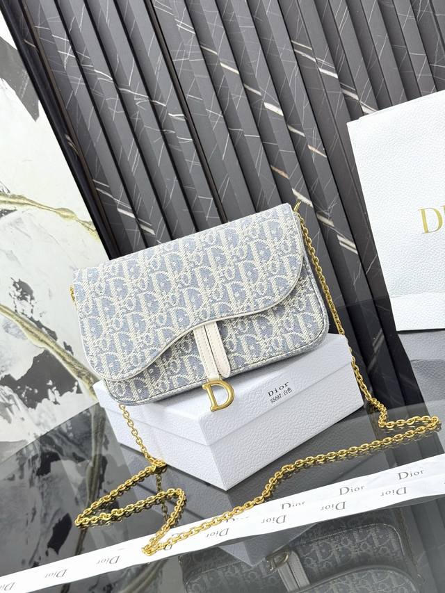 This saddle chain handbag boasts sleek, harmonious lines, making it a stylish a