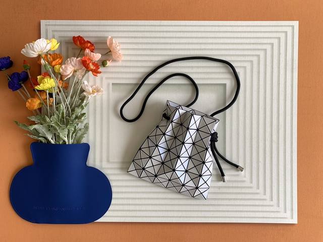 Original Order, High Volume Sale Issey Miyake Size: 23.5cm*23.5cm Issey Miyake'