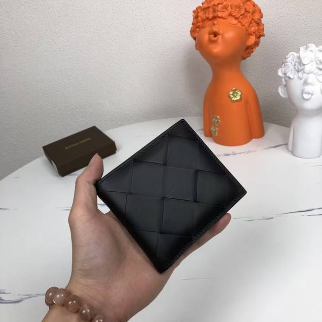 Bv Woven Wallet (Short Style) Made of top-grade imported waxed cowhide, this han