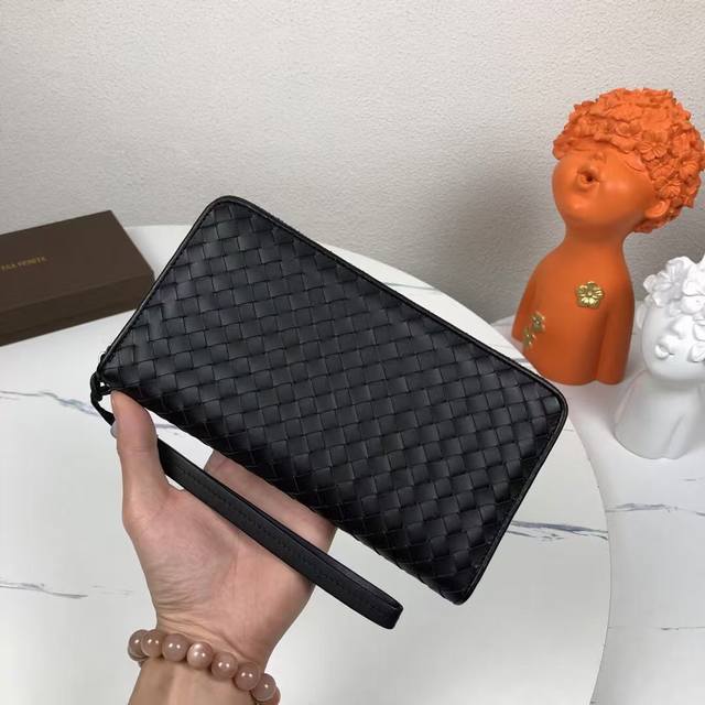 Bv Bottega Veneta uses imported waxed cowhide, purely hand-woven. The leather be