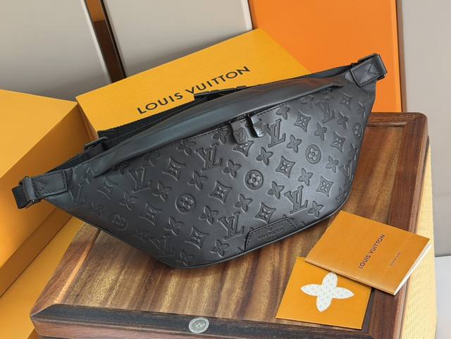 Exclusive Real Shot M44338 Crafted from Damier Cobalt calfskin. Calfskin trim an