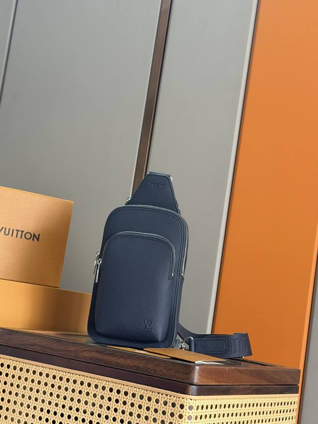 163C01 Dynamic Chip Model: M15256 A top-quality blue "Avenue Sling Bag pm" made